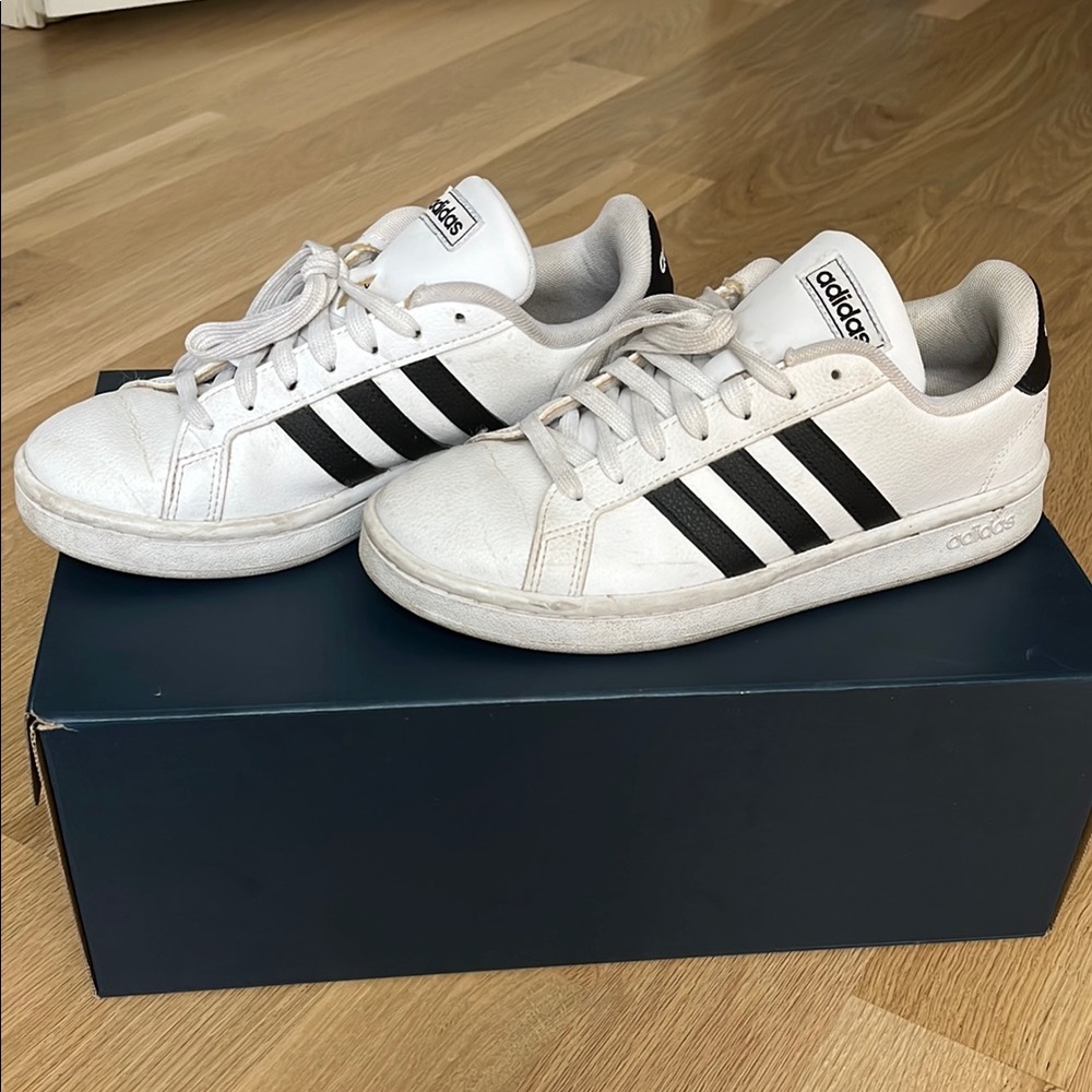 Women’s  Adidas White and Black Sneakers 6 1/2 sz
